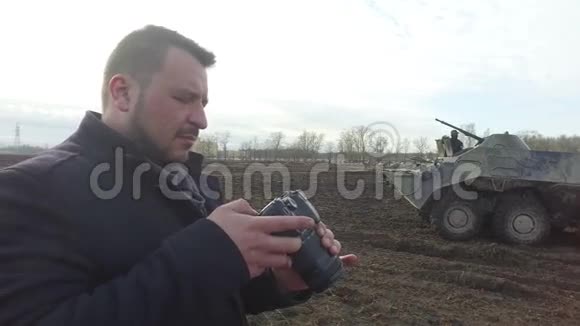 摄影记者拍摄战区装甲步兵车辆的照片视频的预览图
