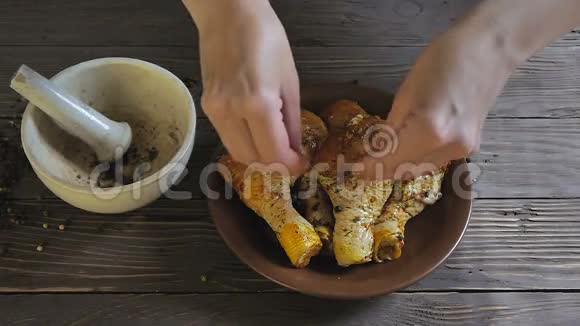 女性手腌制鸡视频的预览图