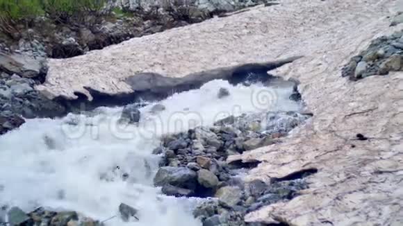 冰川融化山溪在冰下流淌视频的预览图