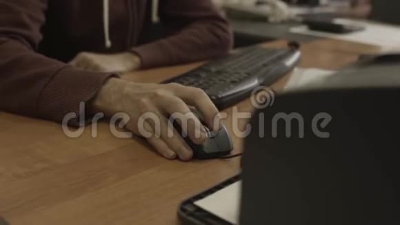 人的手移动电脑鼠标集中在一张木桌上视频的预览图