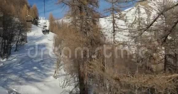 冬季山林滑雪升降视频的预览图
