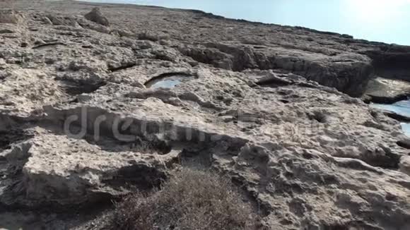 在标志性的塞浦路斯希腊角岩石和绿松石地中海的美丽全景夏季海滨视频的预览图