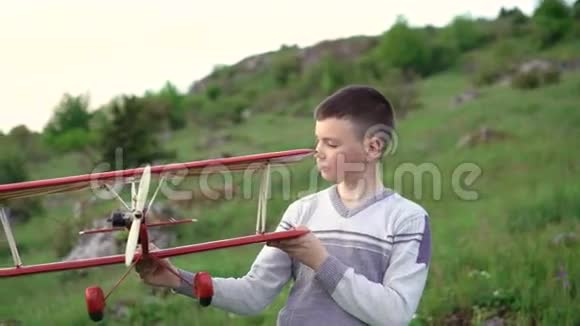 男孩在山上玩玩具飞机4k视频的预览图