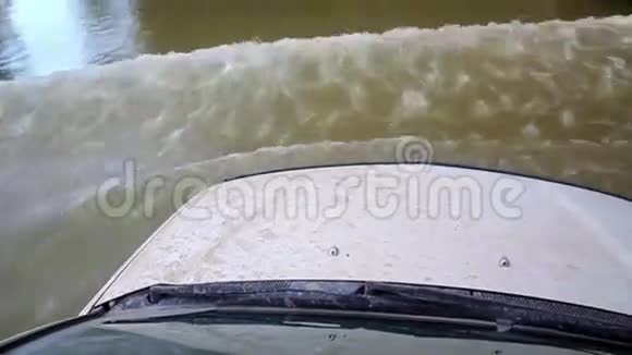 帕杰罗吉普车把福特河涉水而过艰难地经过视频的预览图