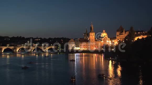 查RTes桥夜间布拉格视频的预览图