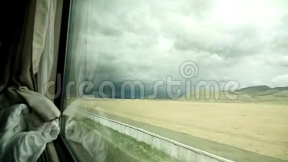 从西藏高原上的火车上观看视频的预览图