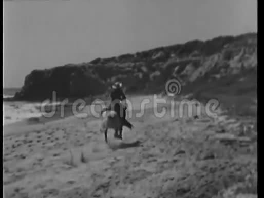 骑马疾驰的人骑在沙滩上视频的预览图