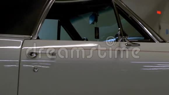 明亮的内部和外部蓝色美国复古车视频的预览图