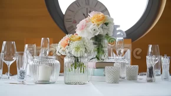 装饰精美的婚礼大厅花和钟视频的预览图