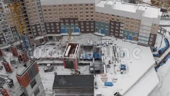 公寓楼建筑工地开发创造新的就业机会无人机景观视频的预览图