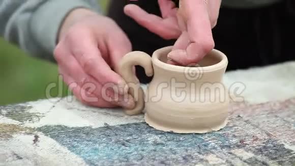 陶工塑造陶土盘子视频的预览图