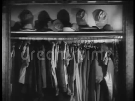 打开衣柜里面有40年代的衣服鞋子和帽子视频的预览图