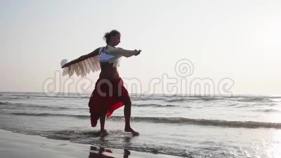 日落时分有天使翅膀在跳舞的年轻女孩视频的预览图