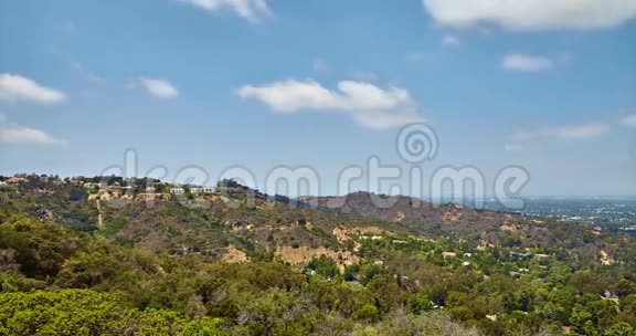 从圣费尔南多山谷的好莱坞山上观看视频的预览图