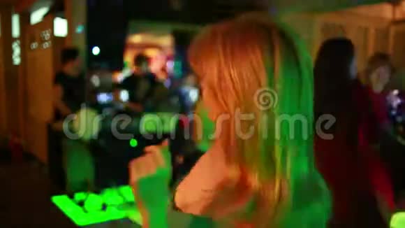 派对节日庆祝夜生活和人的概念女孩在俱乐部跳舞视频的预览图