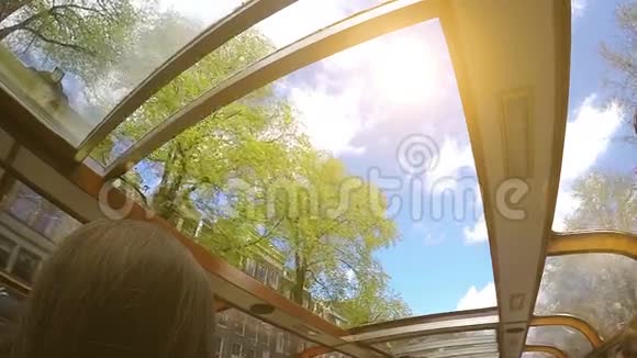 阿姆斯特丹阳光明媚的早晨乘船游览透过玻璃屋顶观看视频的预览图