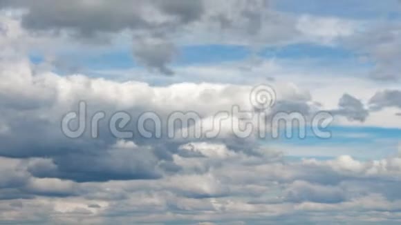 夏日蓝天上的云彩视频视频的预览图