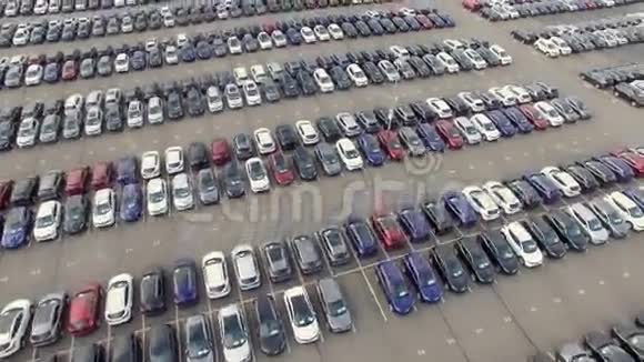 空中飞行停车场新的未出售汽车鸟瞰视频的预览图