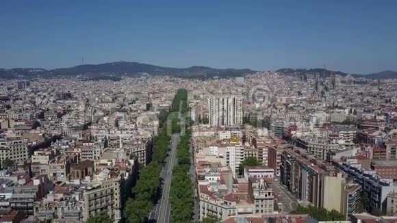巴塞罗那城和著名的萨格拉达家族视频的预览图
