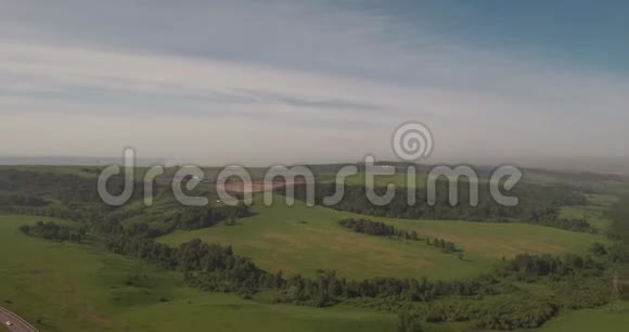 空中观景农村公路之间的田野农村公路之间的绿色田野与烟雾空气污染视频的预览图