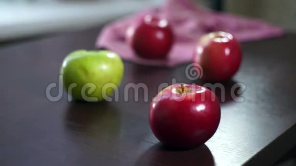 木制桌子上的新鲜苹果红苹果和绿苹果桌上有水果视频的预览图