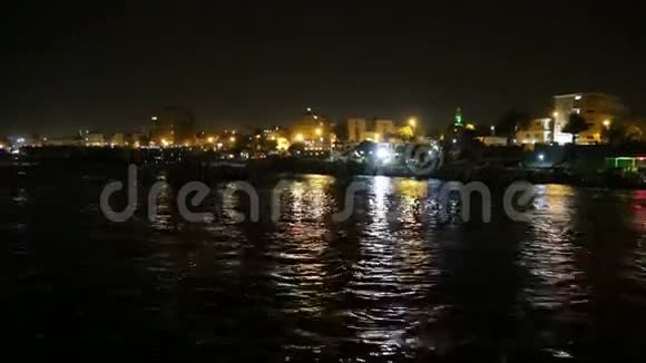 夜间尼罗河和阿斯旺城的景色视频的预览图
