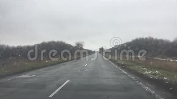 糟糕的沥青汽车驾驶雨秋寂寞道路慢动作户外视频视频的预览图
