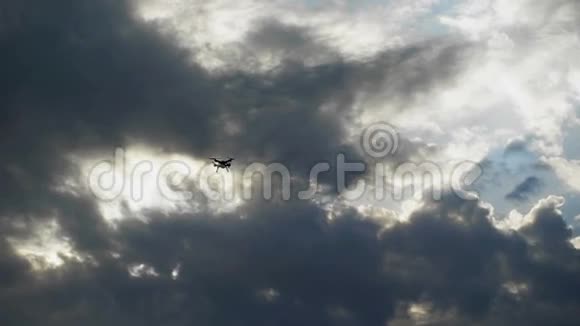 两架无人机在天空的背景下盘旋运行中的现代技术视频的预览图