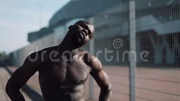 美国黑人男子Athlet在户外做晨练使太阳晒得慢工作站在视频的预览图