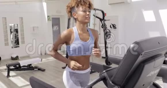 自信的女人在健身房训练视频的预览图