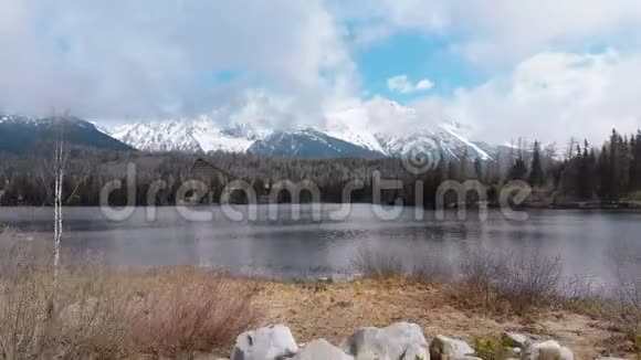 斯洛伐克StrbskePleso的空中景观云雾中的山湖和雪山视频的预览图