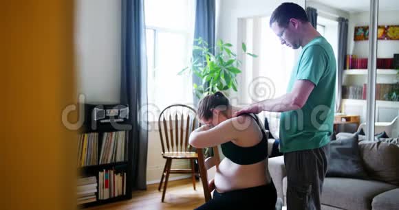 男子按摩孕妇肩部视频的预览图