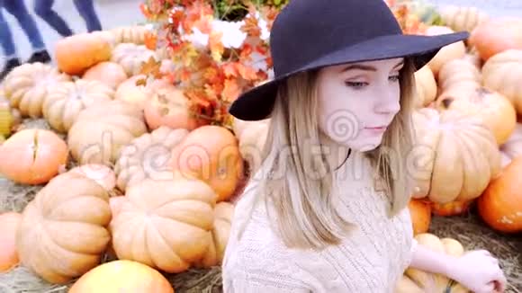 秋天集市上戴着帽子的美丽女子画像视频的预览图