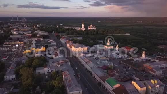 乘飞机飞越弗拉基米尔古城设想大教堂的空中景观俄罗斯视频的预览图