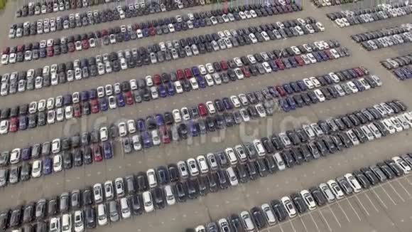 空中飞行停车场新的未出售汽车鸟瞰视频的预览图