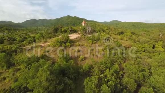在马尔巴托村的山上教堂菲律宾死因巴拉望空中观景视频的预览图