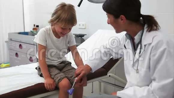 医生检测一条儿童腿的反应视频的预览图