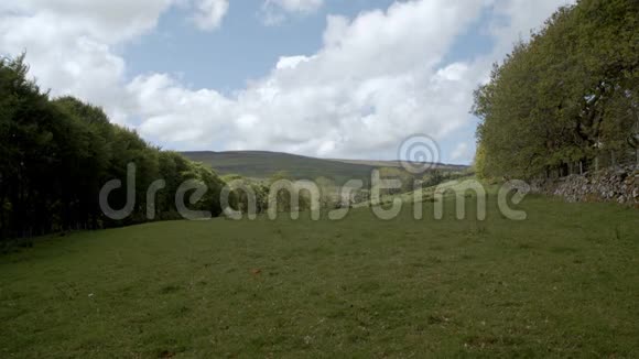 爱尔兰山的宽阔镜头视频的预览图