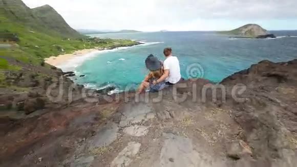 夏威夷瓦胡岛的MakapuuLookout年轻活跃的夫妇坐在那里看风景视频的预览图