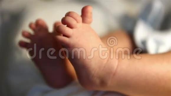 小脚是新生婴儿视频的预览图
