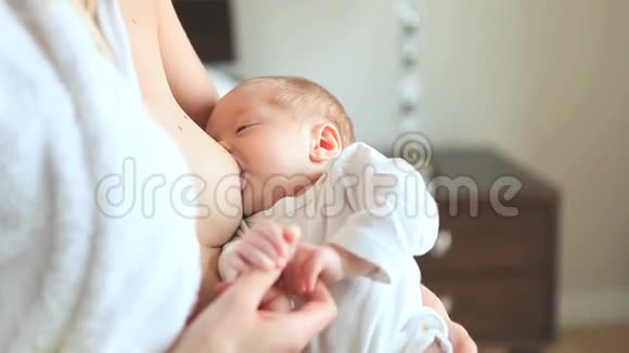 婴儿被母亲母乳喂养视频的预览图