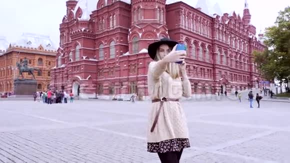 俄罗斯莫斯科红场自拍的年轻女子视频的预览图