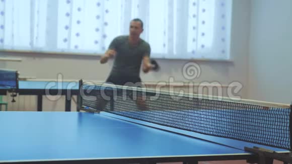 乒乓球正手概念模糊焦点男子打球生活方式训练乒乓球运动视频的预览图