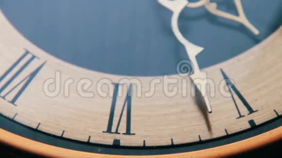 老式模拟古董时钟与箭头视频的预览图