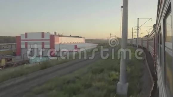 日落时分的郊区火车视频的预览图