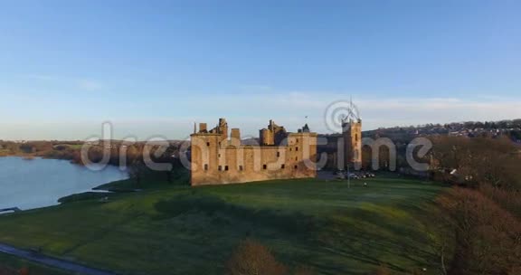 飞机苏格兰LinlithgowLoch旁边的Linlithgow宫视频的预览图