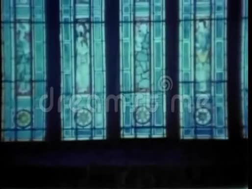 教堂的彩色玻璃窗视频的预览图
