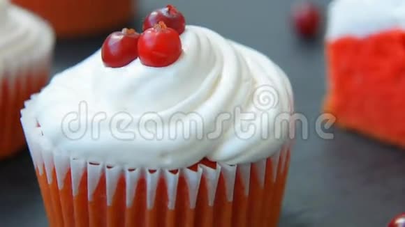 假日蔓越莓小蛋糕加鲜奶油视频的预览图