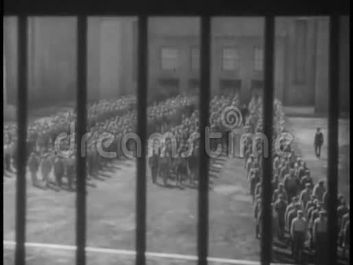 囚犯聚集在监狱院子里视频的预览图