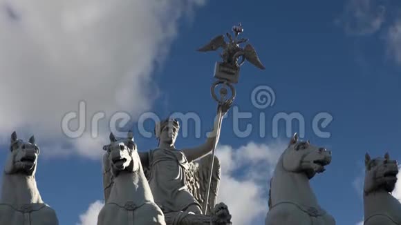 女神耐克在凯旋战车的天空背景视频的预览图